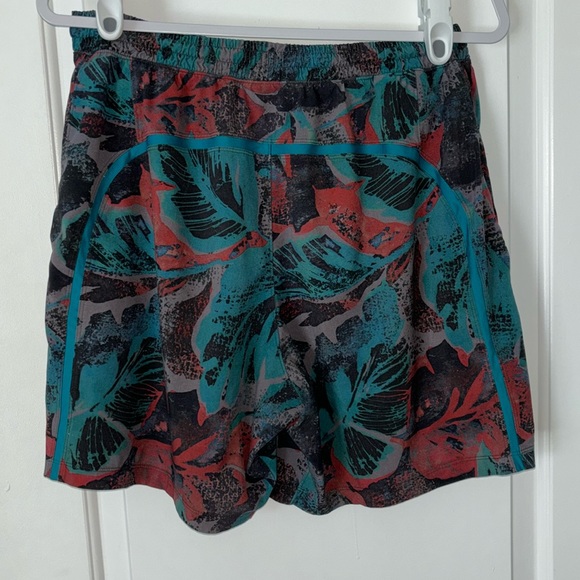 Lululemon Pace Breaker Short 7" *Linerless
Tropical Shadow Shark Teal Multi L - Picture 3 of 10